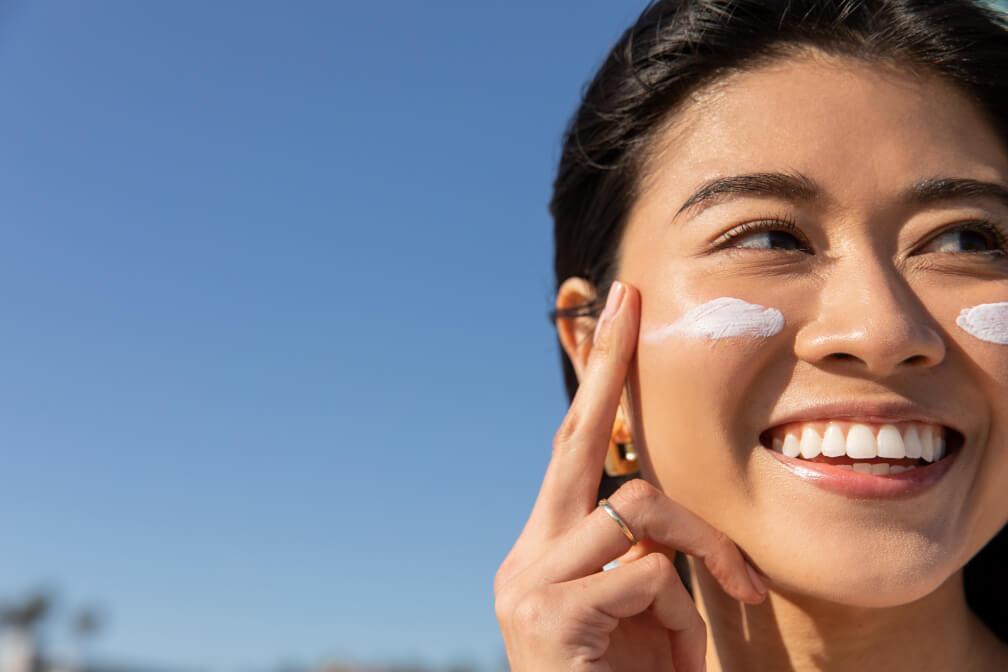 girl applying spf